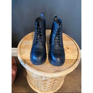 *LIKE NEW!* KIDS SIZE 5 DREAM PAIRS COMBAT BOOT